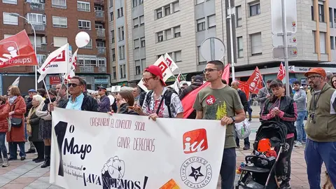 La manifestación de Ponferrada congrega a cientos de personas con demandas clave: una jornada laboral más corta y una revisión profunda del despido improcedente.