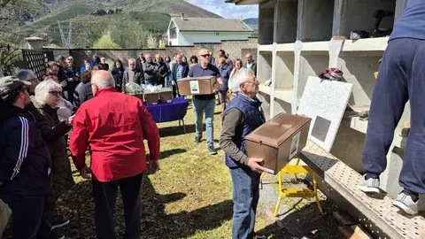 La ARMH entrega los restos de 14 personas exhumadas en fosas comunes de Busdongo y Sena de Luna (León).