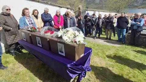 La ARMH entrega los restos de 14 personas exhumadas en fosas comunes de Busdongo y Sena de Luna (León).