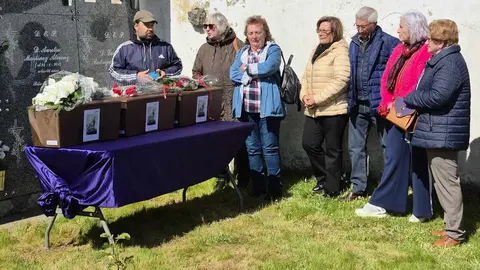 La ARMH entrega los restos de 14 personas exhumadas en fosas comunes de Busdongo y Sena de Luna (León).