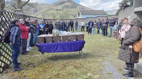 La ARMH entrega los restos de 14 personas exhumadas en fosas comunes de Busdongo y Sena de Luna (León).