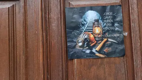 Carteles con los nombres de los cinco mineros muertos en Cerredo reaparecen repetidamente en la puerta del inmueble en el que se ubican las oficinas de la empresa explotadora, situada en el centro de León capital.