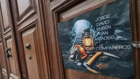 Carteles con los nombres de los cinco mineros muertos en Cerredo reaparecen repetidamente en la puerta del inmueble en el que se ubican las oficinas de la empresa explotadora, situada en el centro de León capital.