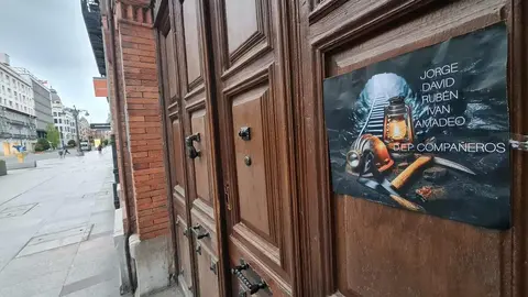 Carteles con los nombres de los cinco mineros muertos en Cerredo reaparecen repetidamente en la puerta del inmueble en el que se ubican las oficinas de la empresa explotadora, situada en el centro de León capital.