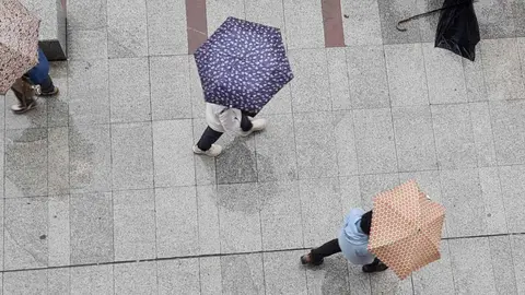 La Agencia Estatal de Meteorología (Aemet) ha activado para este viernes el aviso amarillo en León y en las nueve provincias de Castilla y León por tormentas e intensas lluvias que podrían dejar acumulados de 15 litros en una hora y de 40 litros en doce.