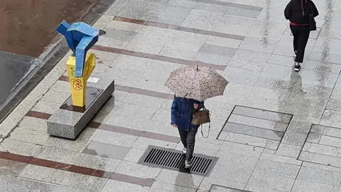 La Agencia Estatal de Meteorología (Aemet) ha activado para este viernes el aviso amarillo en León y en las nueve provincias de Castilla y León por tormentas e intensas lluvias que podrían dejar acumulados de 15 litros en una hora y de 40 litros en doce.