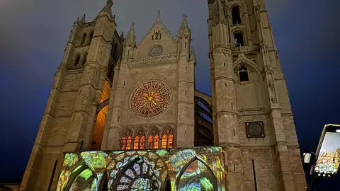 Cientos de personas, luz, color y aplausos. La Catedral de León, como nunca se había visto. Fotos: Silvia García