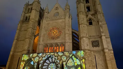 Cientos de personas, luz, color y aplausos. La Catedral de León, como nunca se había visto. Fotos: Silvia García