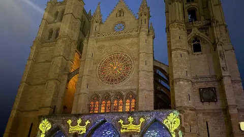 Cientos de personas, luz, color y aplausos. La Catedral de León, como nunca se había visto. Fotos: Silvia García