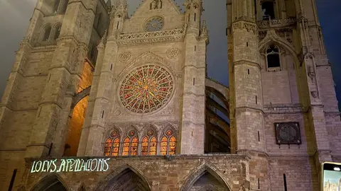 Cientos de personas, luz, color y aplausos. La Catedral de León, como nunca se había visto. Fotos: Silvia García