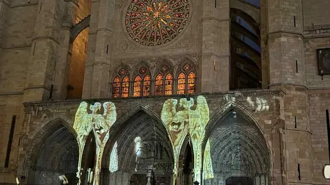 Cientos de personas, luz, color y aplausos. La Catedral de León, como nunca se había visto. Fotos: Silvia García