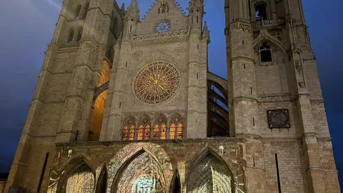 Cientos de personas, luz, color y aplausos. La Catedral de León, como nunca se había visto. Fotos: Silvia García