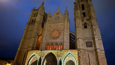 Cientos de personas, luz, color y aplausos. La Catedral de León, como nunca se había visto. Fotos: Silvia García