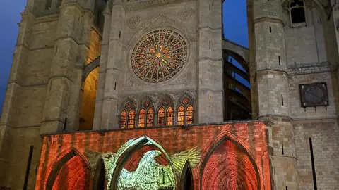 Cientos de personas, luz, color y aplausos. La Catedral de León, como nunca se había visto. Fotos: Silvia García