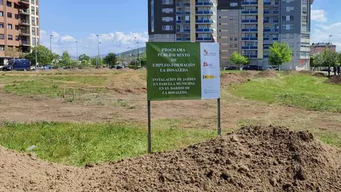 Avanzan los trabajos de ajardinamiento de la parcela municipal en el Barrio de La Rosaleda.