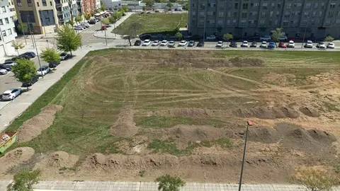 Avanzan los trabajos de ajardinamiento de la parcela municipal en el Barrio de La Rosaleda.