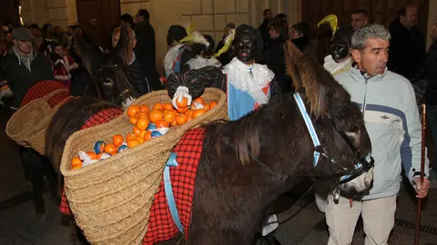 En el Centro de Ocio ‘Los Caños’, Luis Cantera se dedica a conservar esta especie de burro en peligro de extinción, en la imagen particpando en la feria de la Cebola de Palenzuela. Foto: Brágimo.