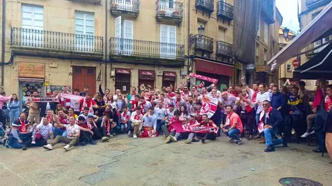 Cientos de aficionados leoneses inundan las calles de la capital Orensana en la antesala del encuentro de la Cultural en O Couto.