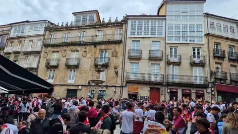 Cientos de aficionados leoneses inundan las calles de la capital Orensana en la antesala del encuentro de la Cultural en O Couto.