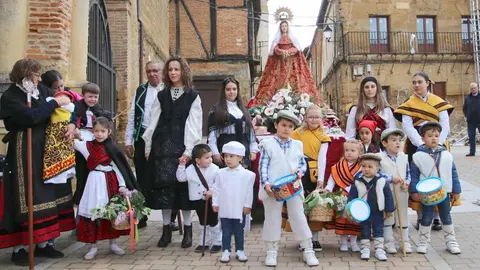 Vecinos de todas las edades acompañaron a la Virgen del Rosario en su traslado a la ermita del Otero, en una tradición que aúna religiosidad, identidad y arraigo popular.