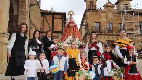 Vecinos de todas las edades acompañaron a la Virgen del Rosario en su traslado a la ermita del Otero, en una tradición que aúna religiosidad, identidad y arraigo popular.