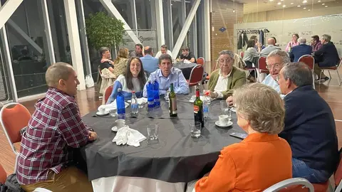 Pepe Valladares, el alma del voleibol leonés, recibe el homenaje de una ciudad agradecida. El fundador del Club Deportivo Agustinos Universidad de León es reconocido por su entrega y legado en el deporte durante cinco décadas.