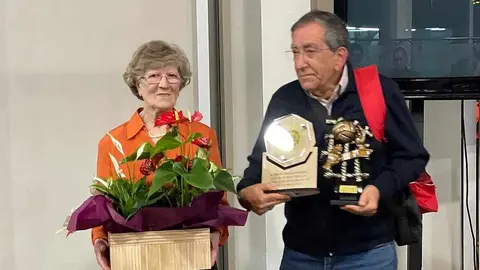 Pepe Valladares, el alma del voleibol leonés, recibe el homenaje de una ciudad agradecida. El fundador del Club Deportivo Agustinos Universidad de León es reconocido por su entrega y legado en el deporte durante cinco décadas.