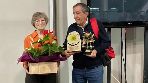 Pepe Valladares, el alma del voleibol leonés, recibe el homenaje de una ciudad agradecida. El fundador del Club Deportivo Agustinos Universidad de León es reconocido por su entrega y legado en el deporte durante cinco décadas.