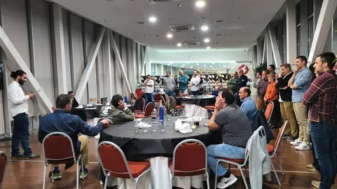 Pepe Valladares, el alma del voleibol leonés, recibe el homenaje de una ciudad agradecida. El fundador del Club Deportivo Agustinos Universidad de León es reconocido por su entrega y legado en el deporte durante cinco décadas.