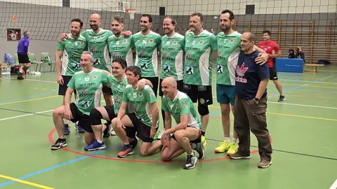Pepe Valladares, el alma del voleibol leonés, recibe el homenaje de una ciudad agradecida. El fundador del Club Deportivo Agustinos Universidad de León es reconocido por su entrega y legado en el deporte durante cinco décadas.
