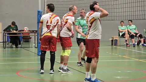 Pepe Valladares, el alma del voleibol leonés, recibe el homenaje de una ciudad agradecida. El fundador del Club Deportivo Agustinos Universidad de León es reconocido por su entrega y legado en el deporte durante cinco décadas.