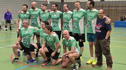 Pepe Valladares, el alma del voleibol leonés, recibe el homenaje de una ciudad agradecida. El fundador del Club Deportivo Agustinos Universidad de León es reconocido por su entrega y legado en el deporte durante cinco décadas.