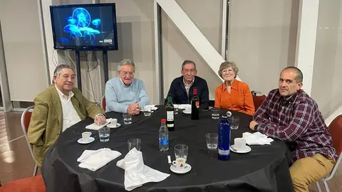 Pepe Valladares, el alma del voleibol leonés, recibe el homenaje de una ciudad agradecida. El fundador del Club Deportivo Agustinos Universidad de León es reconocido por su entrega y legado en el deporte durante cinco décadas.