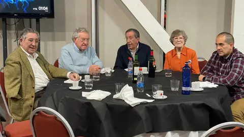 Pepe Valladares, el alma del voleibol leonés, recibe el homenaje de una ciudad agradecida. El fundador del Club Deportivo Agustinos Universidad de León es reconocido por su entrega y legado en el deporte durante cinco décadas.