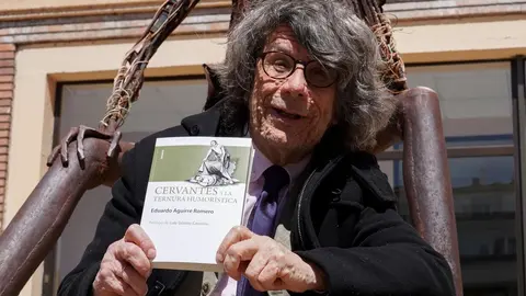 El escritor y periodista Eduardo Aguirre, presenta su ensayo 'Cervantes y la ternura humorística'. Foto: Campillo.
