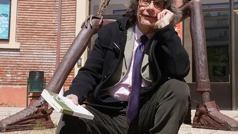 El escritor y periodista Eduardo Aguirre, presenta su ensayo 'Cervantes y la ternura humorística'. Foto: Campillo.