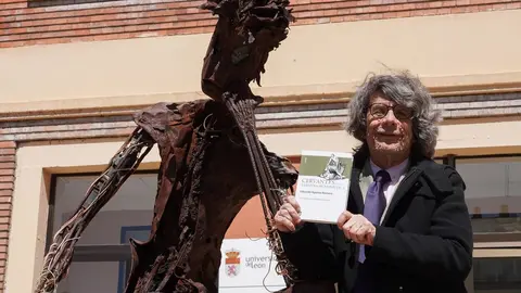 El escritor y periodista Eduardo Aguirre, presenta su ensayo 'Cervantes y la ternura humorística'. Foto: Campillo.