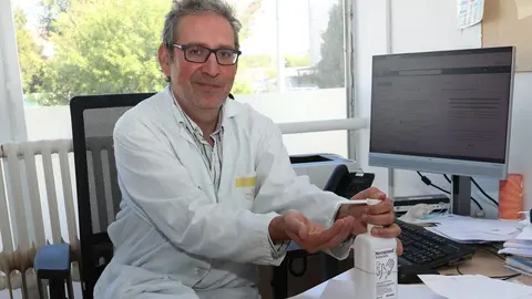 El doctor de Medicina Preventina y responsable de Higiene de manos en el Complejo Asistencial Universitario de Palencia , el dr.  Julio García Crespo. Foto: Brágimo.