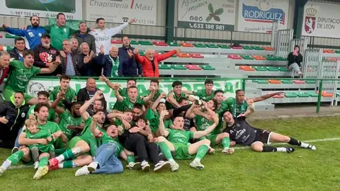 El equipo maragato culmina una temporada brillante con 75 puntos y depende de una carambola improbable para que se le escape el ascenso; su saber hacer y regularidad lo colocan en la élite del fútbol aficionado.