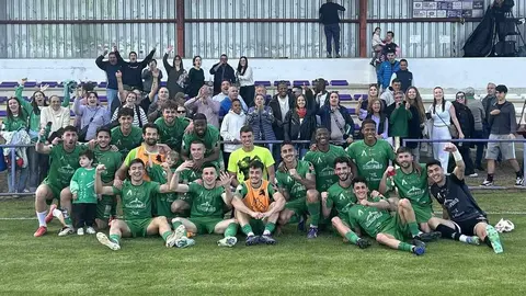 El equipo maragato culmina una temporada brillante con 75 puntos y depende de una carambola improbable para que se le escape el ascenso; su saber hacer y regularidad lo colocan en la élite del fútbol aficionado.