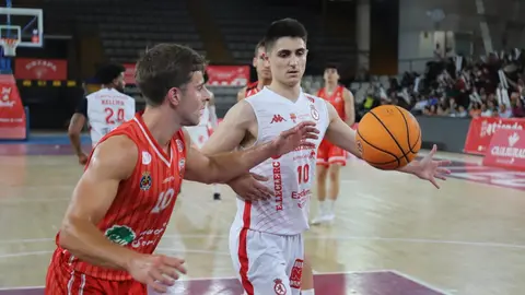 El equipo leonés, tras vencer en la ida por 20 puntos, no se conforma con conservar la ventaja y firma otra contundente victoria (106-90) ante Benicarló para confirmar su ambición en esta fase de ascenso. Fotos: Isaac Llamazares