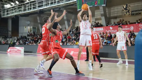 El equipo leonés, tras vencer en la ida por 20 puntos, no se conforma con conservar la ventaja y firma otra contundente victoria (106-90) ante Benicarló para confirmar su ambición en esta fase de ascenso. Fotos: Isaac Llamazares