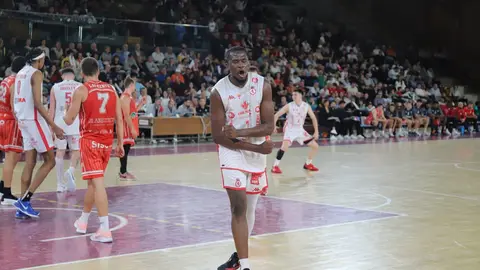 El equipo leonés, tras vencer en la ida por 20 puntos, no se conforma con conservar la ventaja y firma otra contundente victoria (106-90) ante Benicarló para confirmar su ambición en esta fase de ascenso. Fotos: Isaac Llamazares