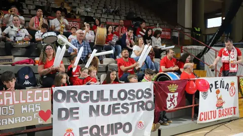 El equipo leonés, tras vencer en la ida por 20 puntos, no se conforma con conservar la ventaja y firma otra contundente victoria (106-90) ante Benicarló para confirmar su ambición en esta fase de ascenso. Fotos: Isaac Llamazares