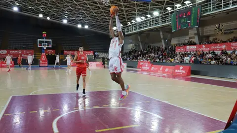 El equipo leonés, tras vencer en la ida por 20 puntos, no se conforma con conservar la ventaja y firma otra contundente victoria (106-90) ante Benicarló para confirmar su ambición en esta fase de ascenso. Fotos: Isaac Llamazares