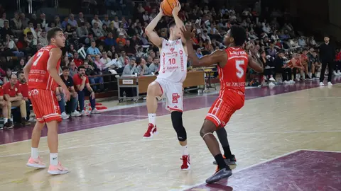 El equipo leonés, tras vencer en la ida por 20 puntos, no se conforma con conservar la ventaja y firma otra contundente victoria (106-90) ante Benicarló para confirmar su ambición en esta fase de ascenso. Fotos: Isaac Llamazares