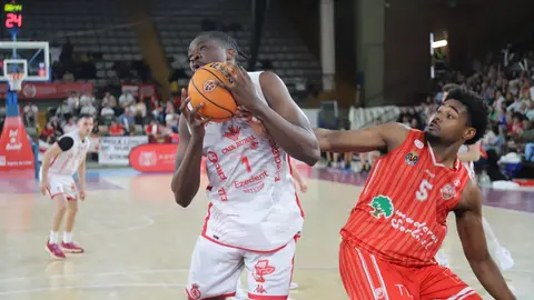 El equipo leonés, tras vencer en la ida por 20 puntos, no se conforma con conservar la ventaja y firma otra contundente victoria (106-90) ante Benicarló para confirmar su ambición en esta fase de ascenso. Fotos: Isaac Llamazares