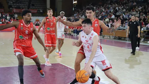 El equipo leonés, tras vencer en la ida por 20 puntos, no se conforma con conservar la ventaja y firma otra contundente victoria (106-90) ante Benicarló para confirmar su ambición en esta fase de ascenso. Fotos: Isaac Llamazares