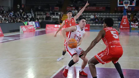 El equipo leonés, tras vencer en la ida por 20 puntos, no se conforma con conservar la ventaja y firma otra contundente victoria (106-90) ante Benicarló para confirmar su ambición en esta fase de ascenso. Fotos: Isaac Llamazares