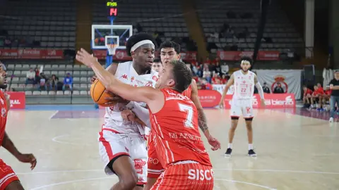 El equipo leonés, tras vencer en la ida por 20 puntos, no se conforma con conservar la ventaja y firma otra contundente victoria (106-90) ante Benicarló para confirmar su ambición en esta fase de ascenso. Fotos: Isaac Llamazares